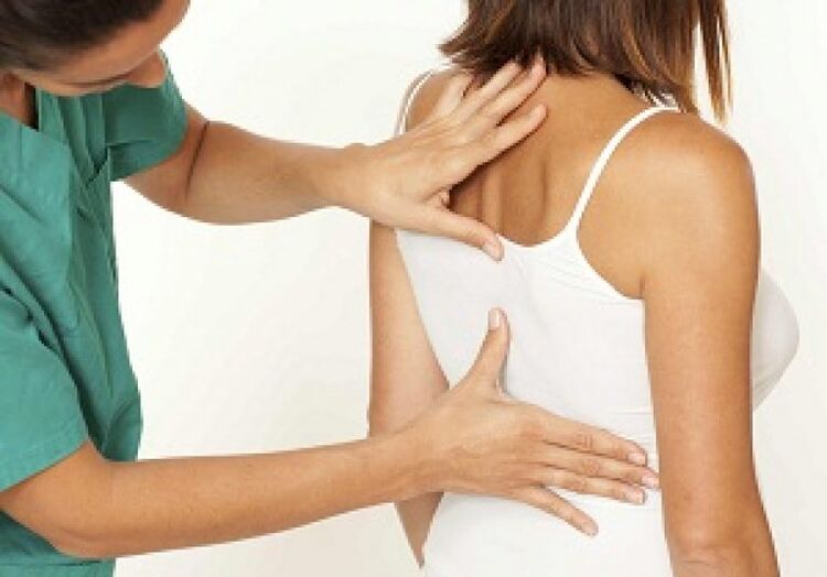 Se sospeitas do desenvolvemento da osteocondrose torácica, debes consultar a un médico